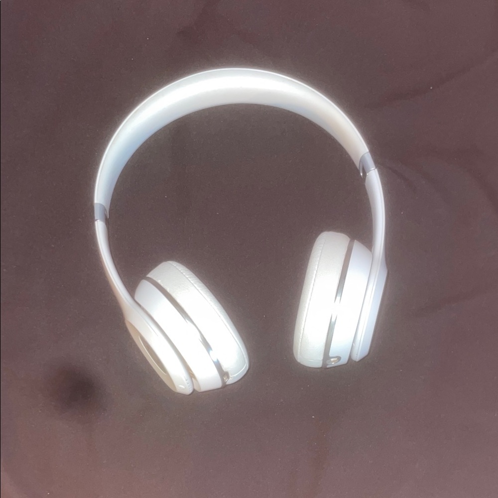 White Bluetooth BEATS Headphones